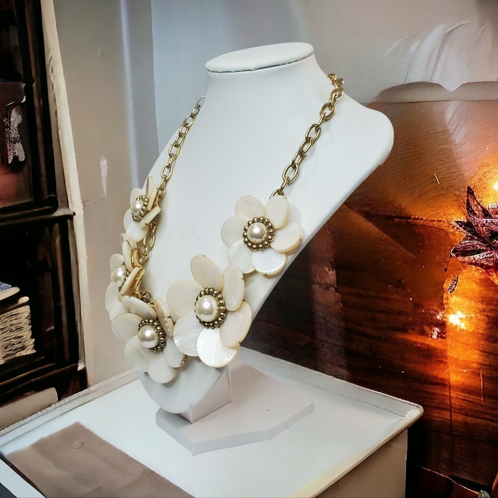 Kate Spade Garden Party Pearl Flower Lucite Necklace - Picture 3 of 5
